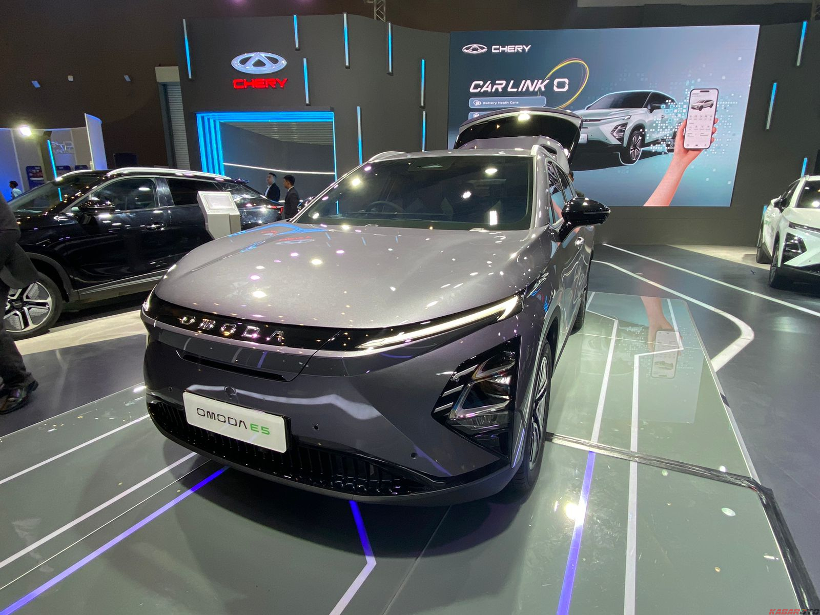 Chery Omoda E5 Menunjukkan Ketangguhan SUV Listrik Futuristik dengan Fitur Penyedia Daya Luar Ruang